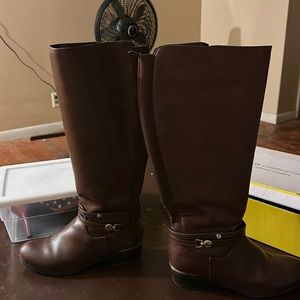 Liz Claiborne refined comfort memory foam, size 7 boots, wide calf, wide foot